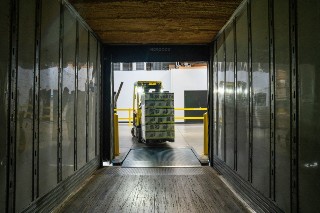 LKW bei der Anlieferung an einer Werksrampe